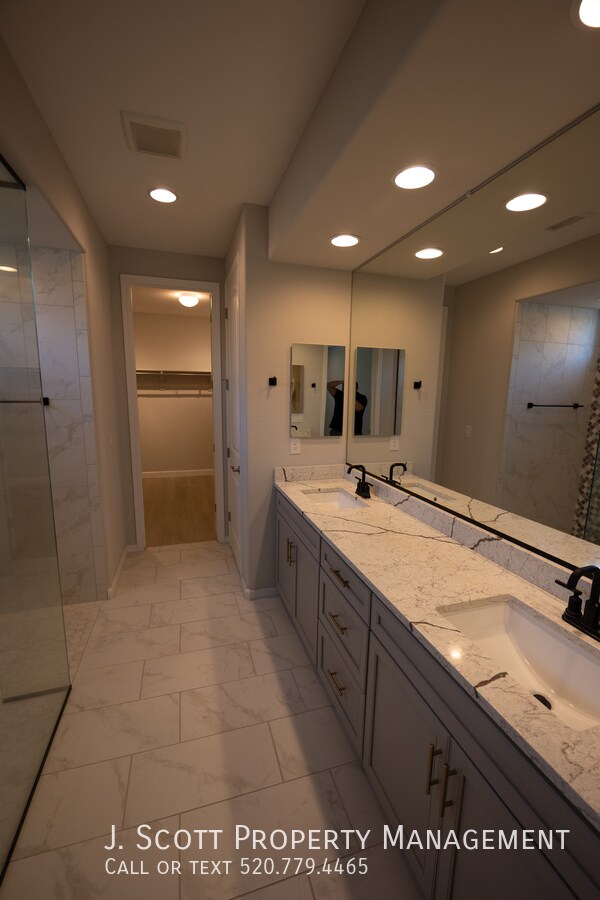 Building Photo - 5839 N 88th Ln