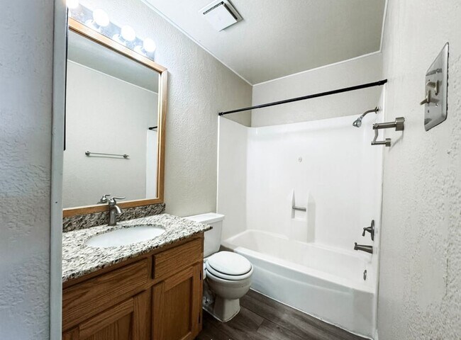 Building Photo - Adorable 2/2 Condo Available For Immediate...