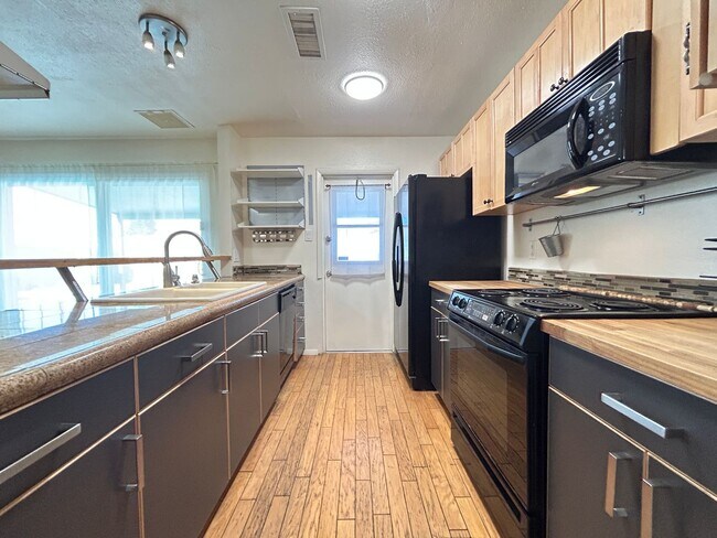 Building Photo - 4 Bedroom, 2 Bathroom Updated home with Pool!