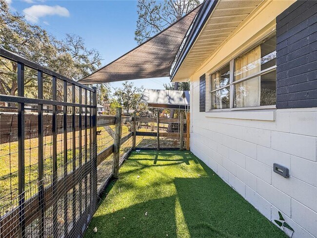 Building Photo - 2304 Country Club Rd