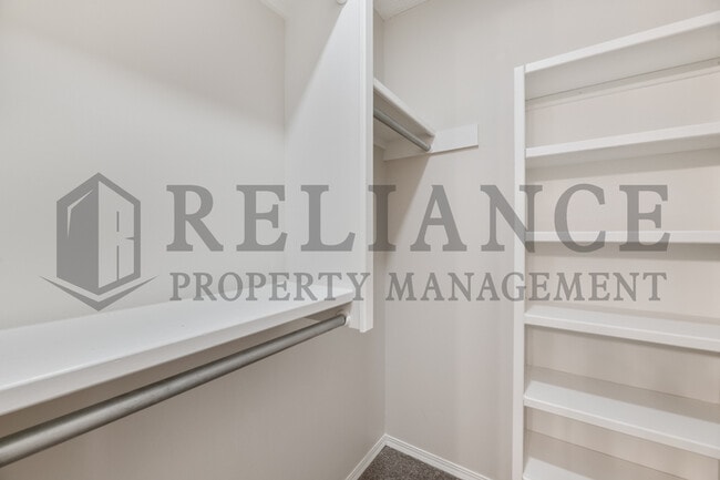 Building Photo - 215 Peachwood Dr