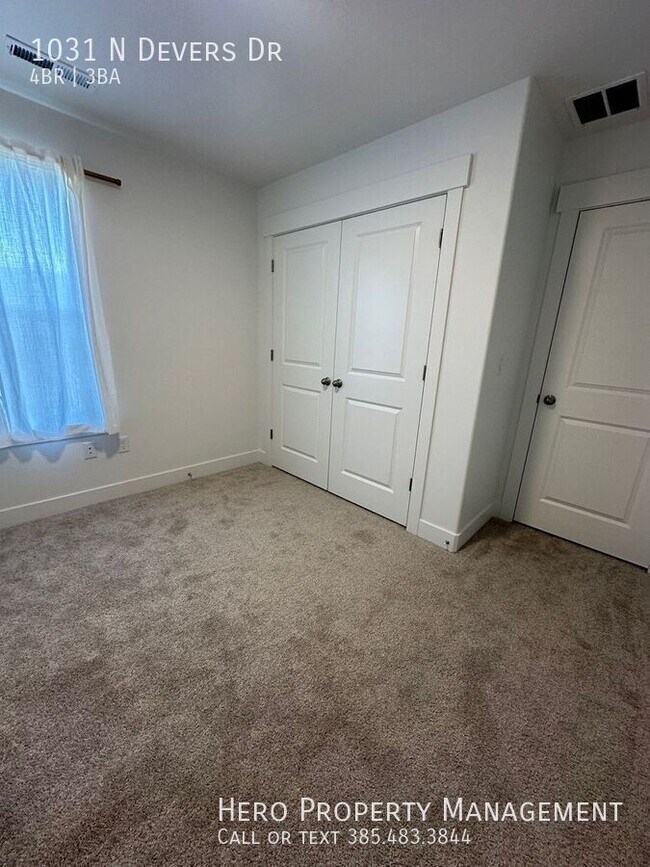 Building Photo - 1031 Devers Dr