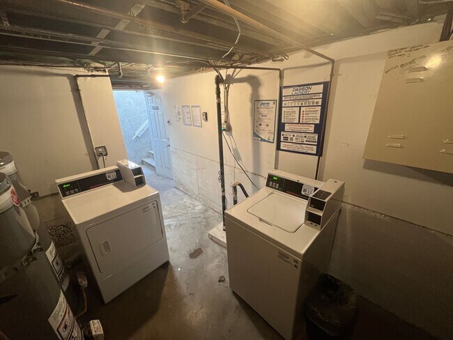 Building Photo - 605 Kelton Ave