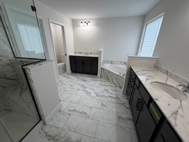 Building Photo - 156 Far Meadow Dr