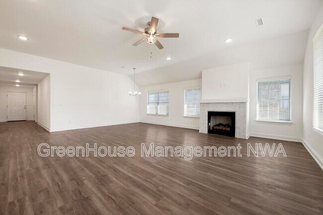 Building Photo - 710 W Jillian St