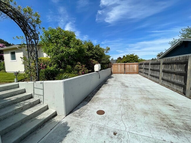 Building Photo - Updated 3 bedroom, 2 bath home