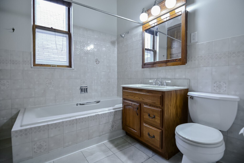 Building Photo - 2231 W Walton St