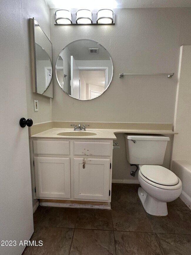 Building Photo - 930 N Mesa Dr