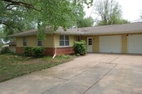 Building Photo - Well Maintained in Arnold Heights!