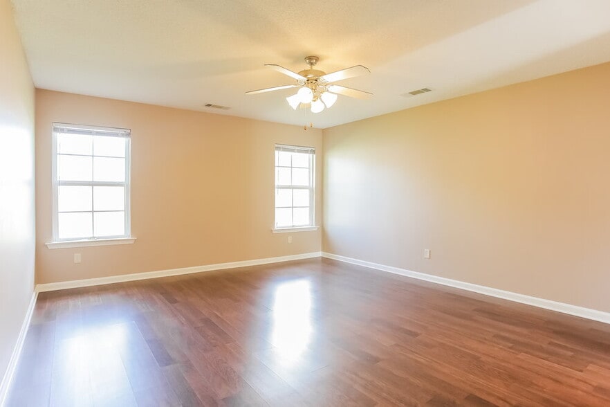 Building Photo - 4064 Sidlehill Dr