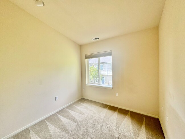 Building Photo - 3-Bed End-Unit Townhome in Redmond