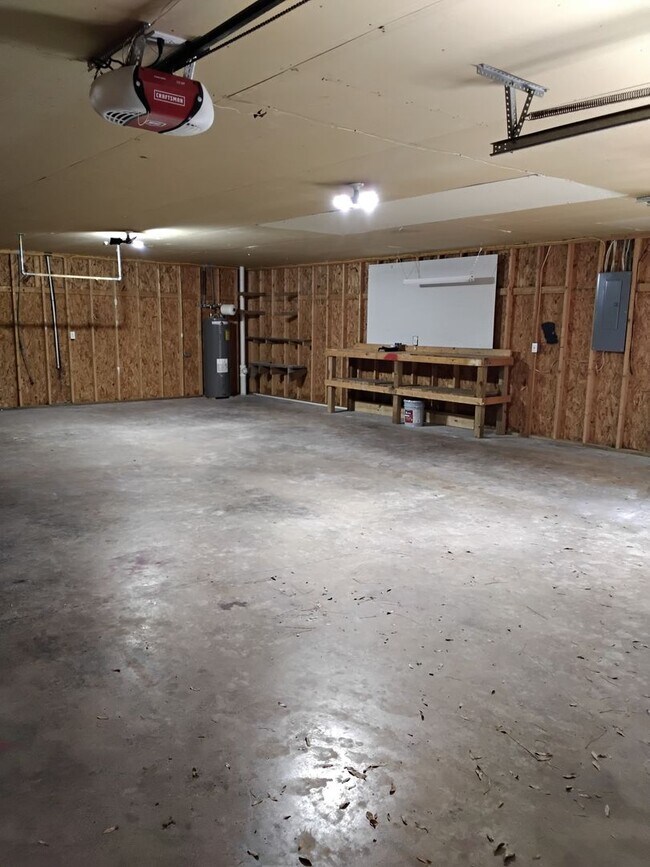 Building Photo - 422 Holly St