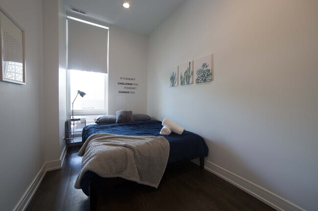 Building Photo - 2048 W Chicago Ave