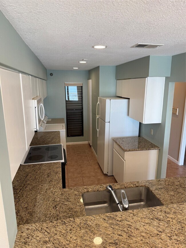 Building Photo - 7700 Seawall Blvd