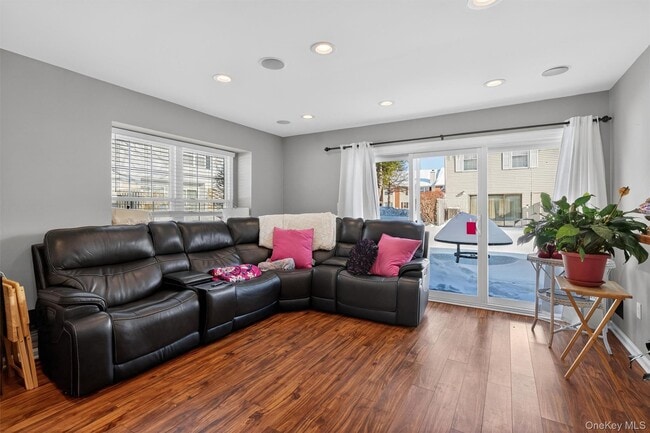 Building Photo - 12 Brook Dr