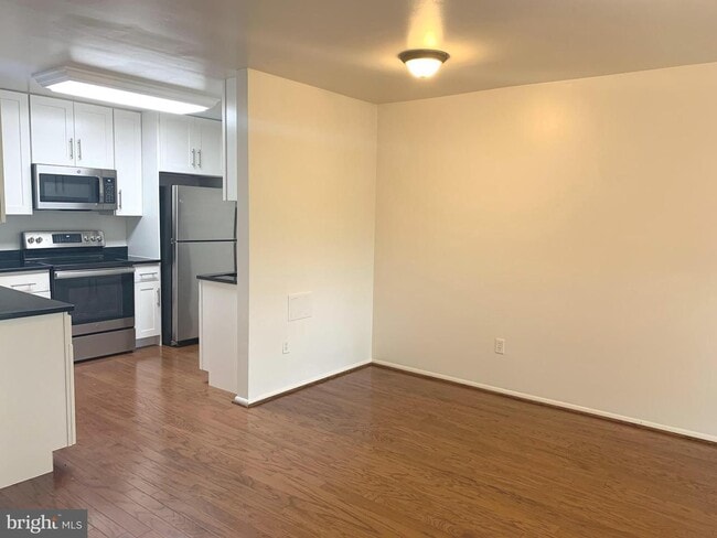 Building Photo - Beautifully updated 2 bd 1 bth patio level condo backing to open area.