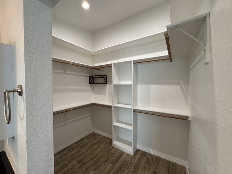 Building Photo - 1558 W 5th St