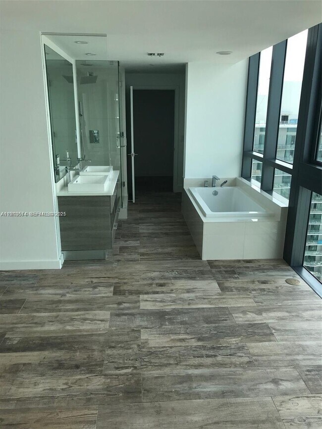 Building Photo - 650 NE 32nd St