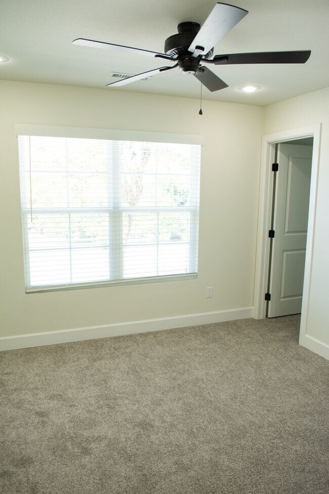 Building Photo - Available June 10th! Townhouse in the heart of West Fork !