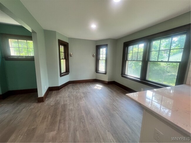 Building Photo - 909 James Ave