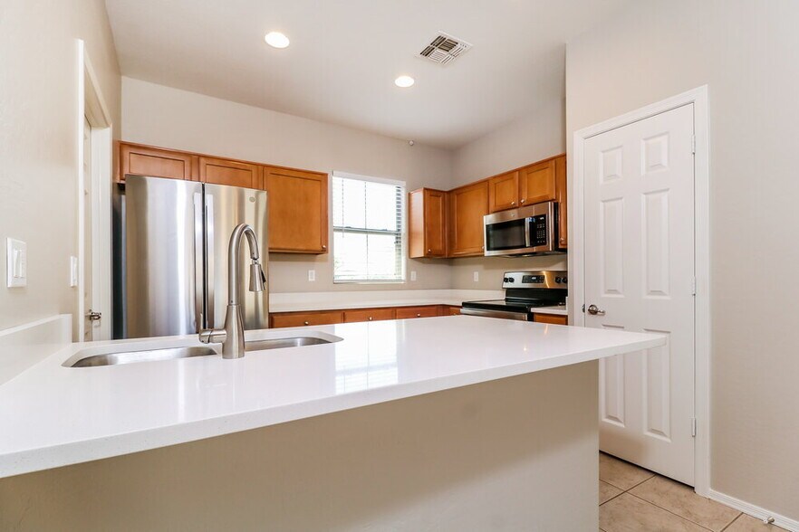 Building Photo - 17792 W Paradise Ln