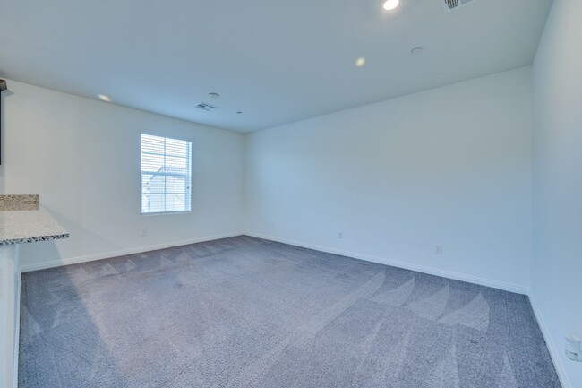 Building Photo - SE!!  Gated!! Community Pool!! Clubhouse!! Fitness Center!! Up Graded Appliances!!! 2 Car Garage!!