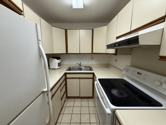 Building Photo - Bright & Breezy 1-Bedroom Condo in Moiliil...
