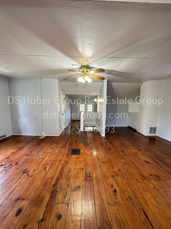 Building Photo - 302 N Hayford Ave