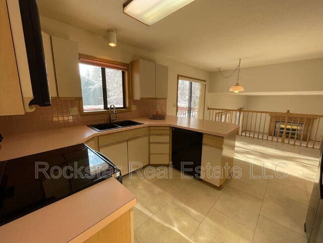 Building Photo - 5605 N Northwood Dr