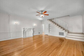 Building Photo - Stunning Townhome Style 2 bedroom with washer/dryer!