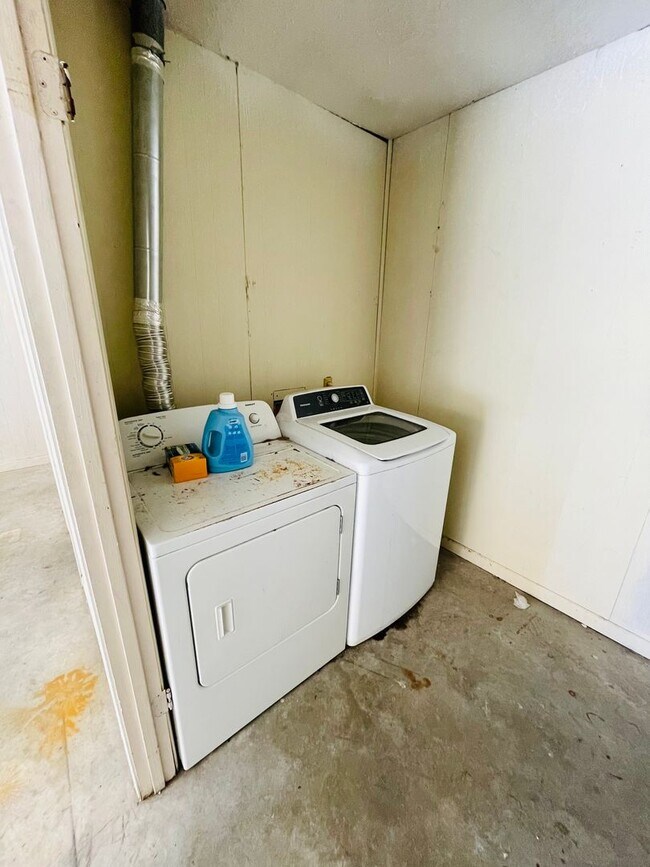 Building Photo - Beautiful 2/1 condo with 2 car garage for ...