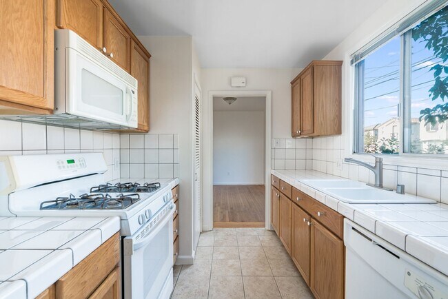 Building Photo - 1572 Buena Vista Ave