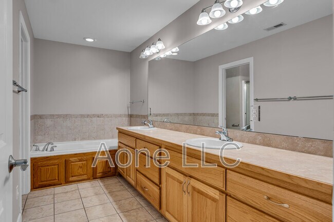 Building Photo - 4428 SE Oak Bend Dr