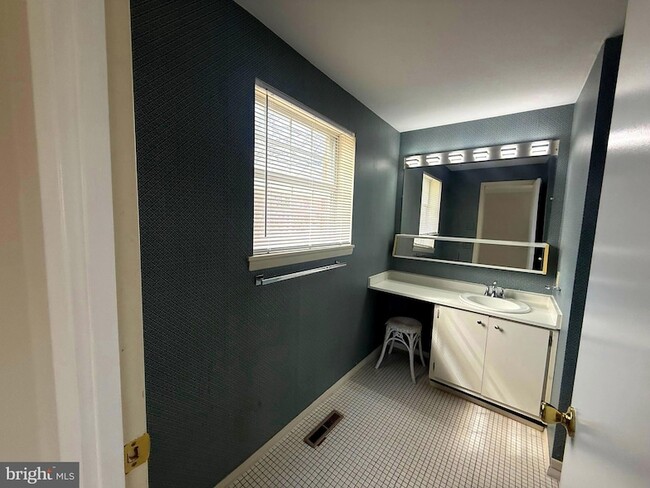 Building Photo - 1 Crotona Ct