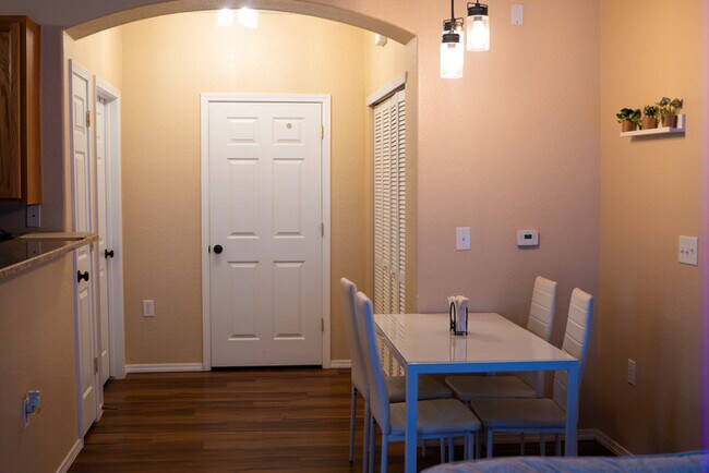 Building Photo - Stunning 2 bed 2 bath Condo in Aurora
