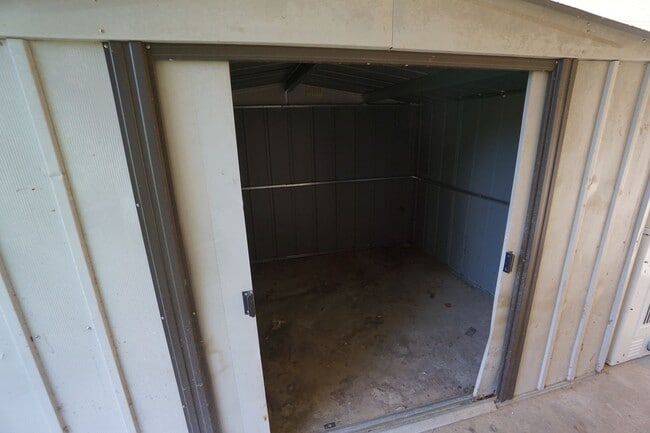 Building Photo - 3 Bed 2 Bath Total Electric House