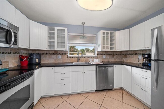 Building Photo - 908 S Palm Dr SW