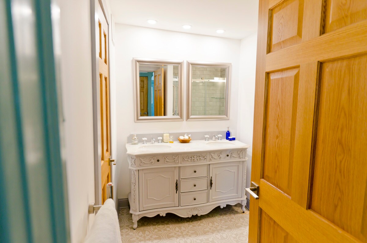 Bathroom 1st floor - 25 Genesee St