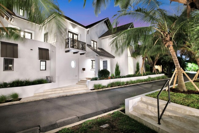 Building Photo - 400 Mola Ave