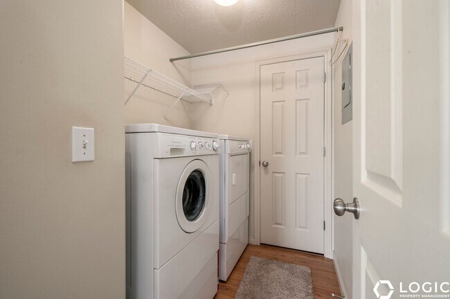 Building Photo - Spacious Condo in Great Location!