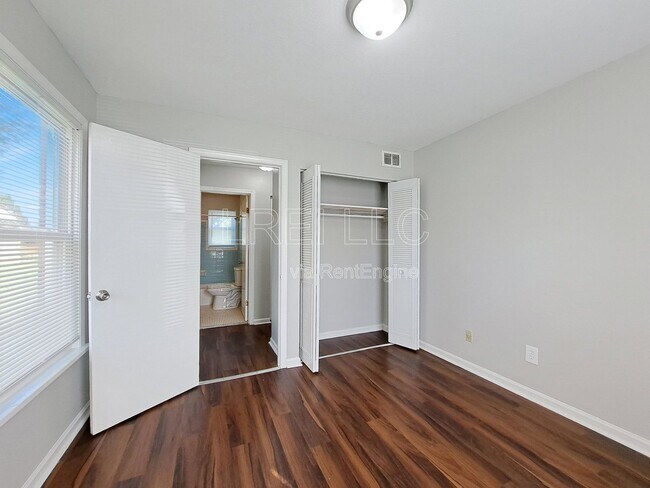Building Photo - 5112 Valiant Dr