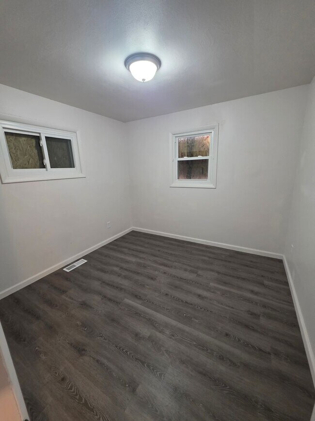 Building Photo - LIMITED TIME**1/2 OFF DEPOSIT**