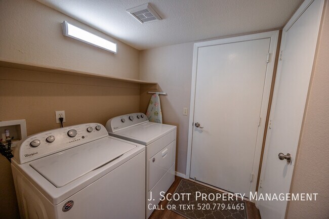 Building Photo - 1421 W Camino Ct