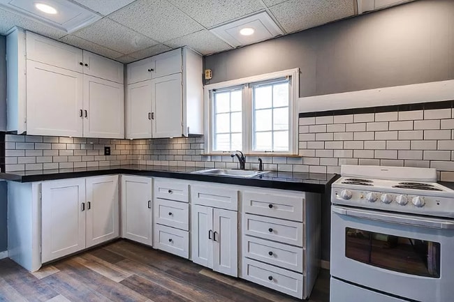 Building Photo - 321 S Eleventh St