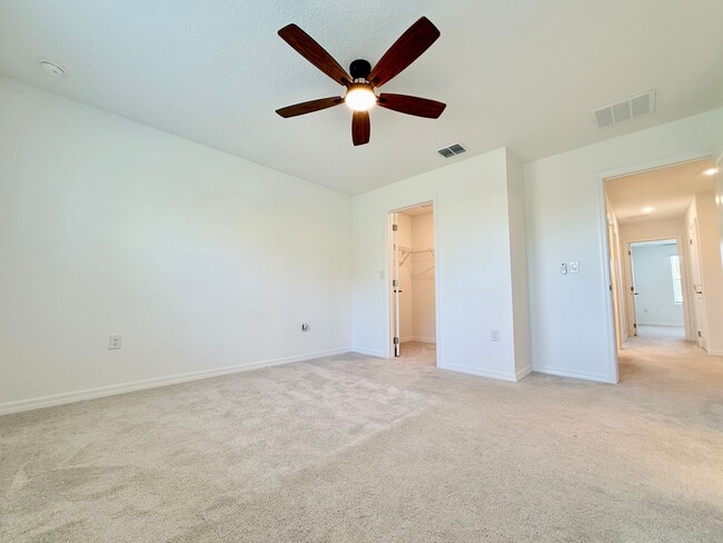 Building Photo - Designed for the way you live! 3Bedrooms/2.5Bath Edgewater Townhome