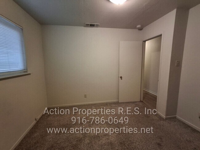 Building Photo - Central Roseville -Duplex 1 Bed, 1 Bath Duplex Large Fenced Yard, Gardener Included - No Laundry ...