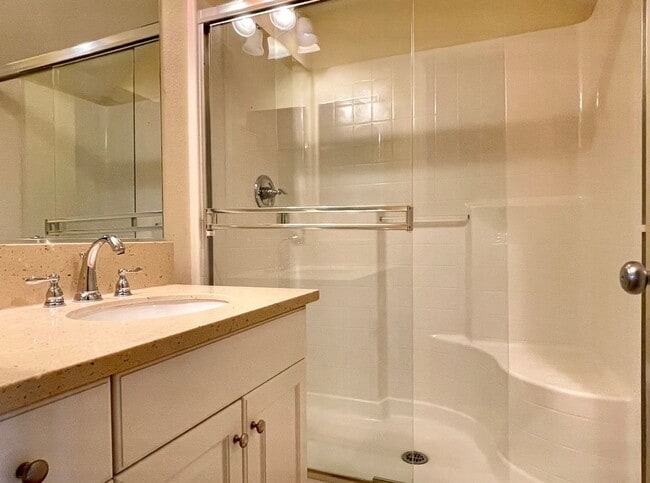 Building Photo - 4 bed 3 bath home in the heart of Simi Val...