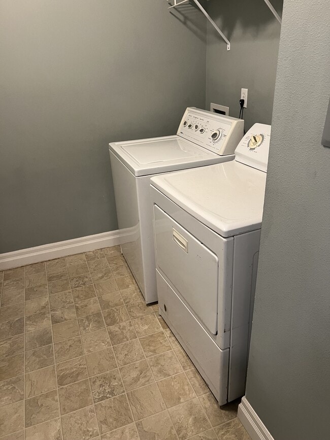 Building Photo - 1526 NE Market Dr