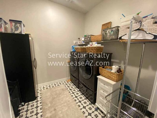 Building Photo - 9607 E Solina Ave