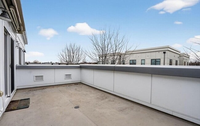 Building Photo - Modern 3BR Townhome with Rooftop Terrace & Garage in Old Town Commons